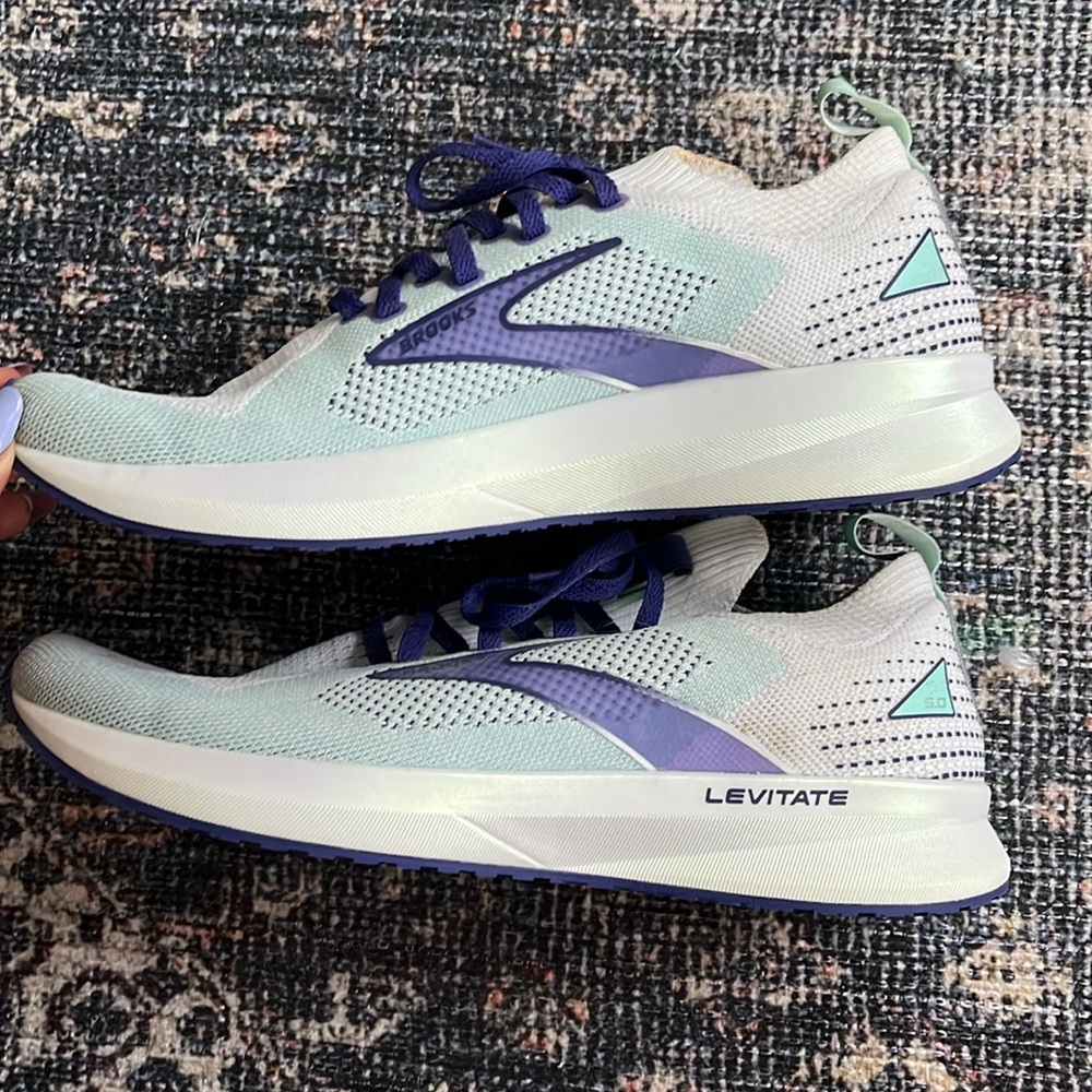 Brooks Levitate Stealth Fit | size 10 us womens